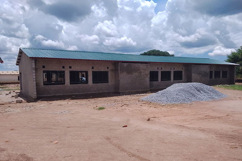 Wir bauen eine Schule mit Hilfe unserer Spendern